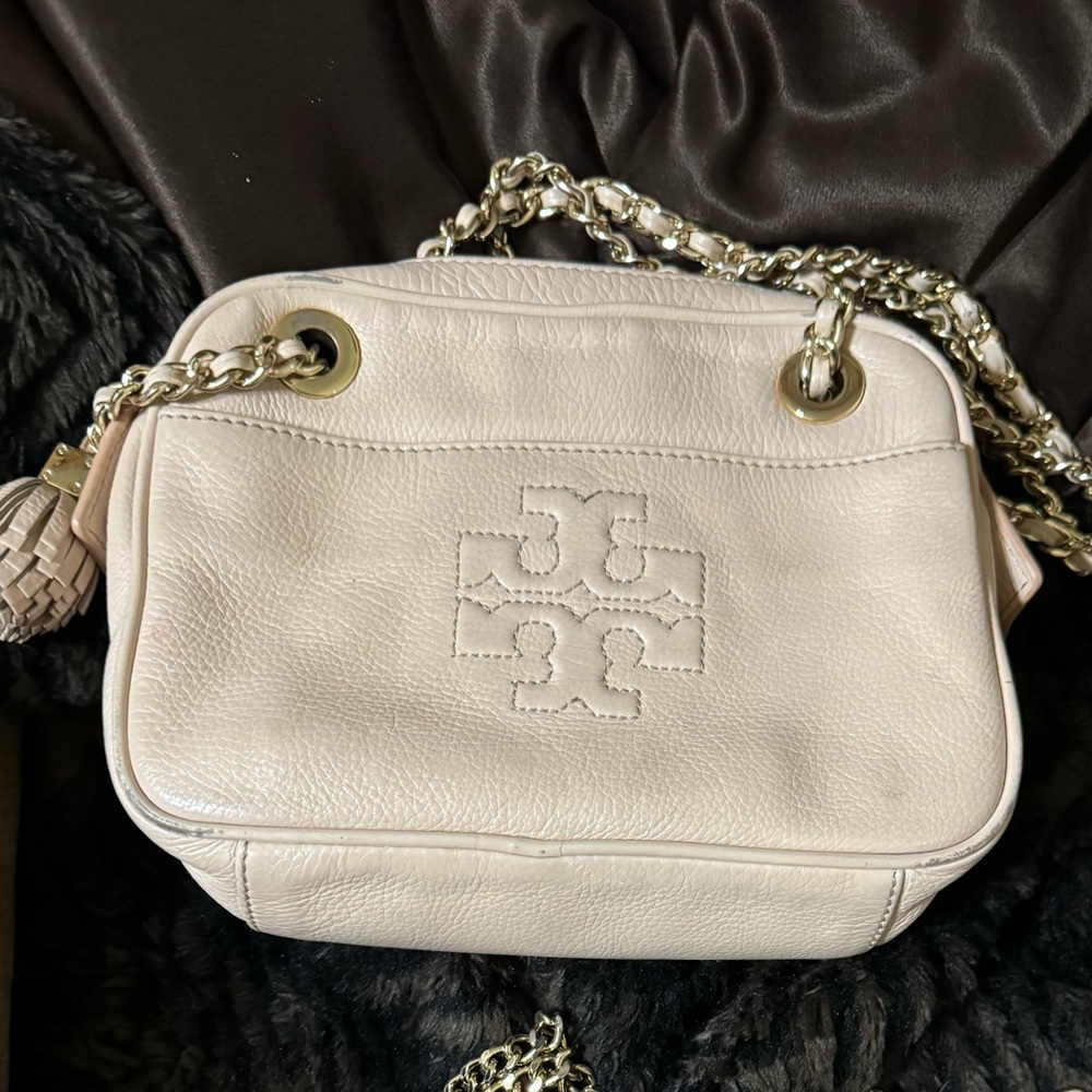 Beige soft leather Tory Burch medium crossbody bag.